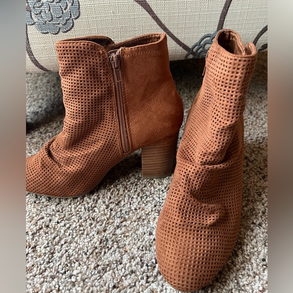NWOT MIA Fleur Perforated Ankle Booties - Picture 5 of 8